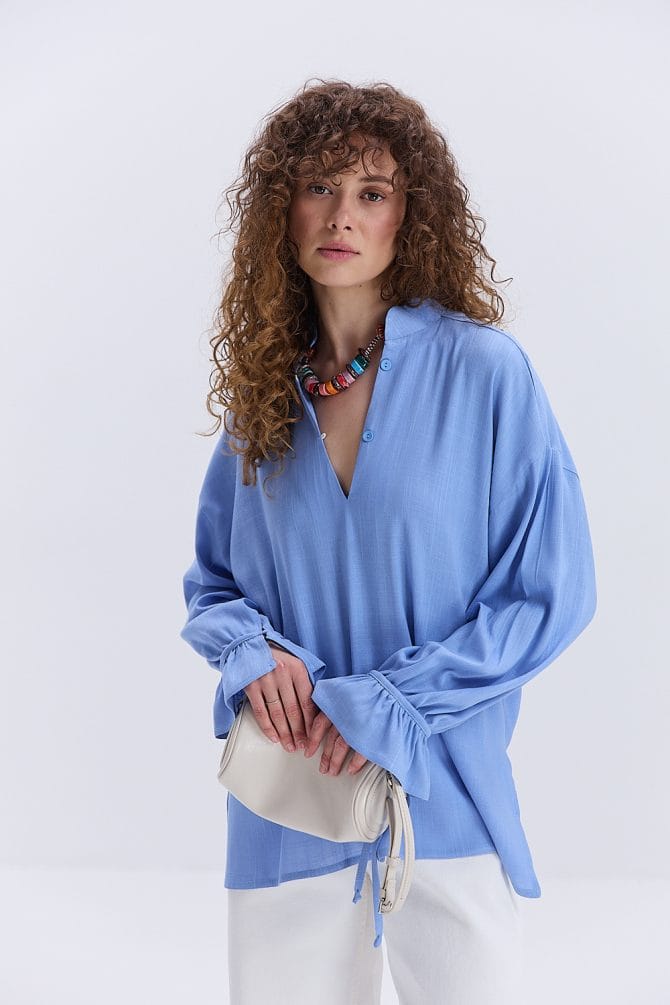 Блуза oversize блакитна з рюшами внизу рукавів