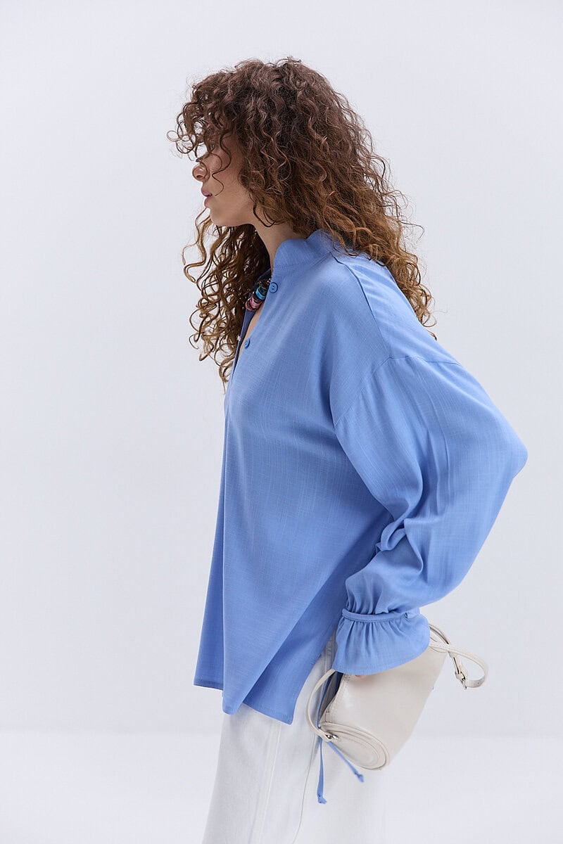 Блуза oversize блакитна з рюшами внизу рукавів
