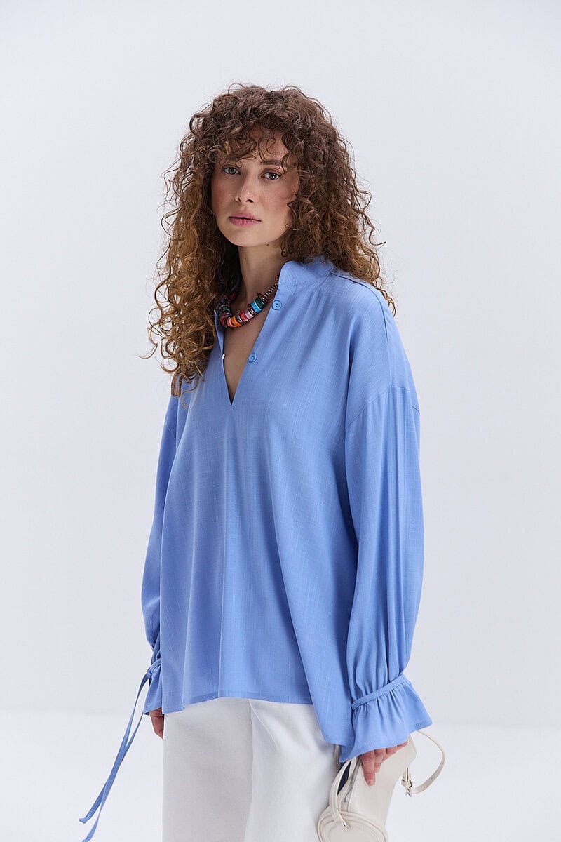 Блуза oversize блакитна з рюшами внизу рукавів