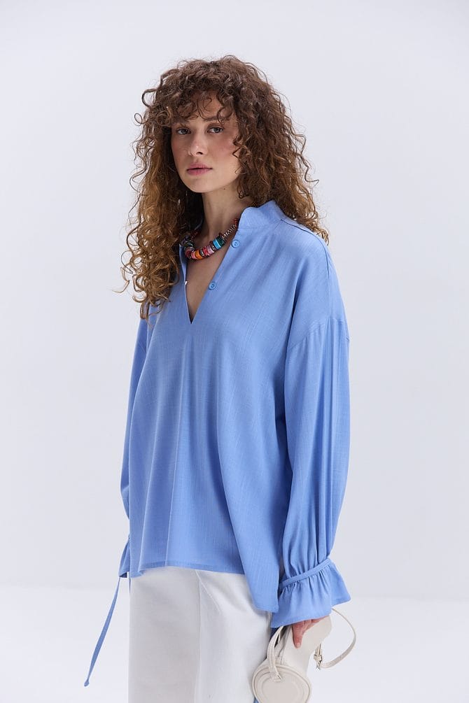 Блуза oversize блакитна з рюшами внизу рукавів