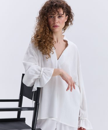 Блуза oversize молочна з рюшами внизу рукавів