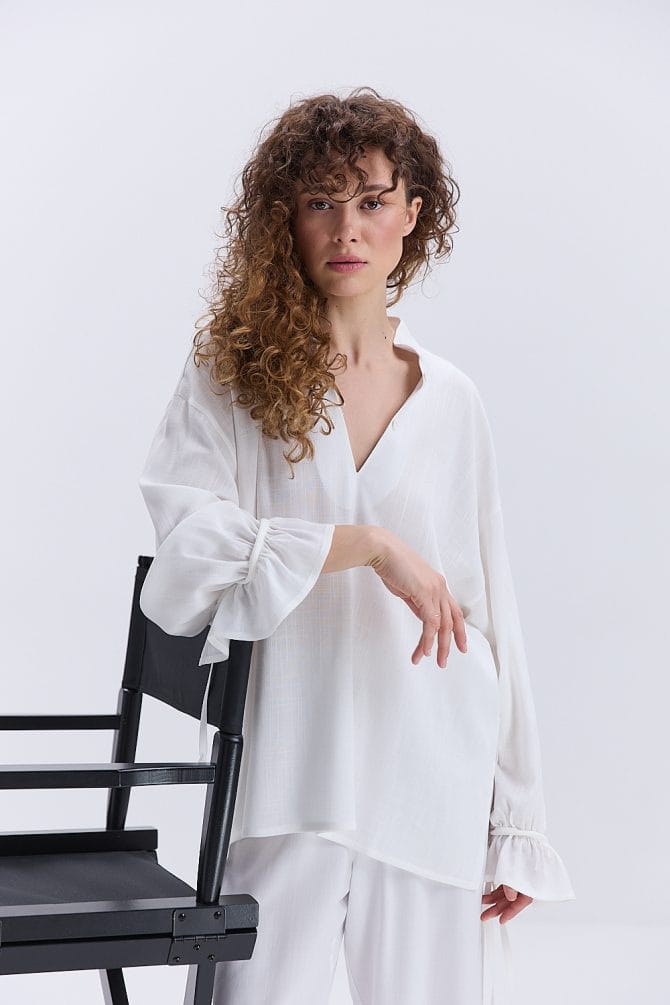 Блуза oversize молочна з рюшами внизу рукавів