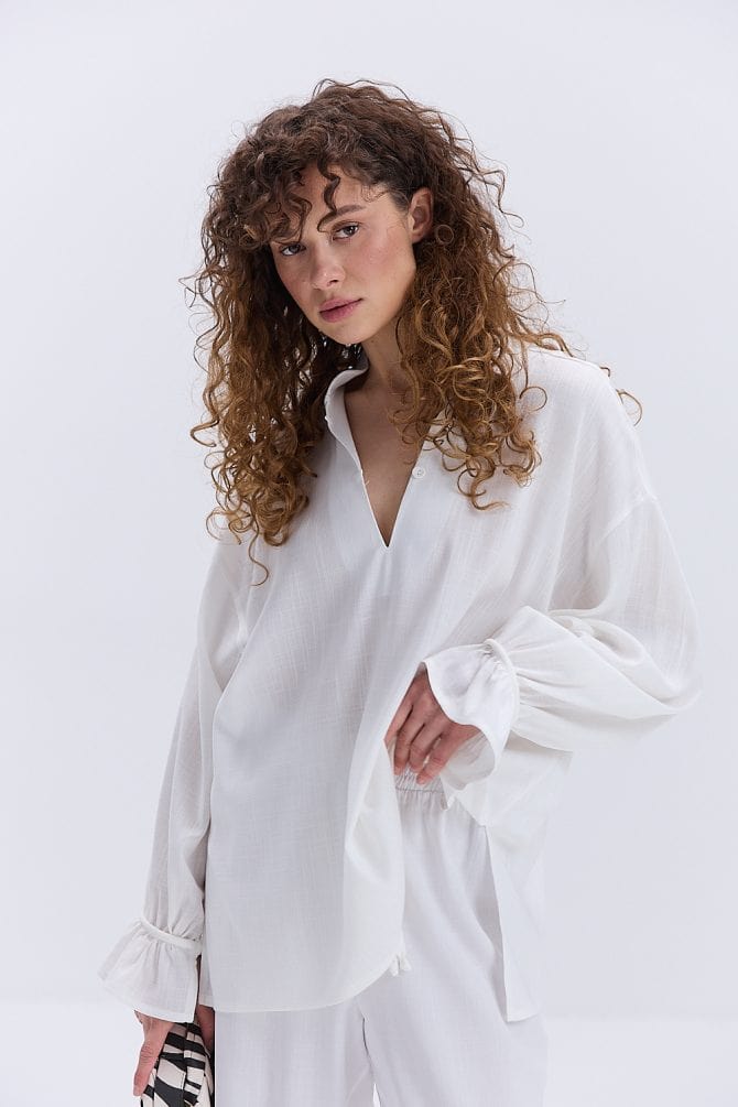 Блуза oversize молочна з рюшами внизу рукавів