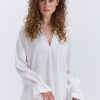 Блуза oversize молочна з рюшами внизу рукавів