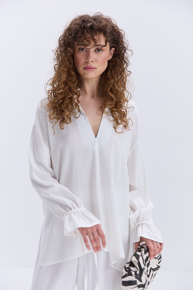 Блуза oversize молочна з рюшами внизу рукавів