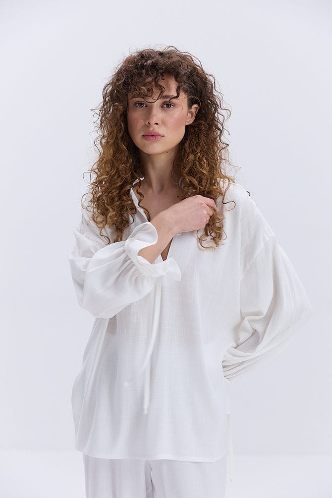 Блуза oversize молочна з рюшами внизу рукавів