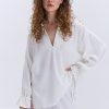 Блуза oversize молочна з рюшами внизу рукавів
