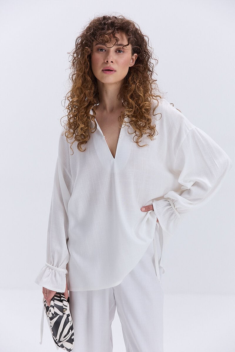 Блуза oversize молочна з рюшами внизу рукавів