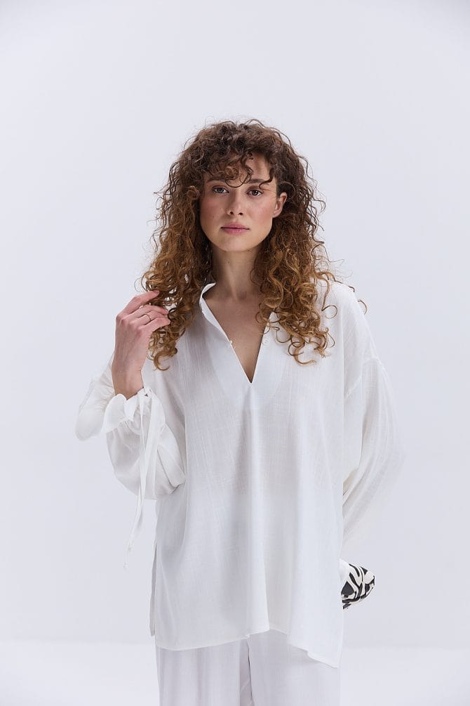 Блуза oversize молочна з рюшами внизу рукавів
