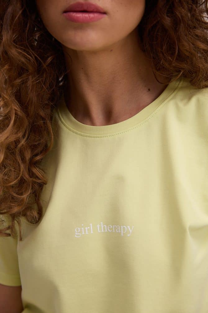 Жіноча футболка з написом girl therapy жовта