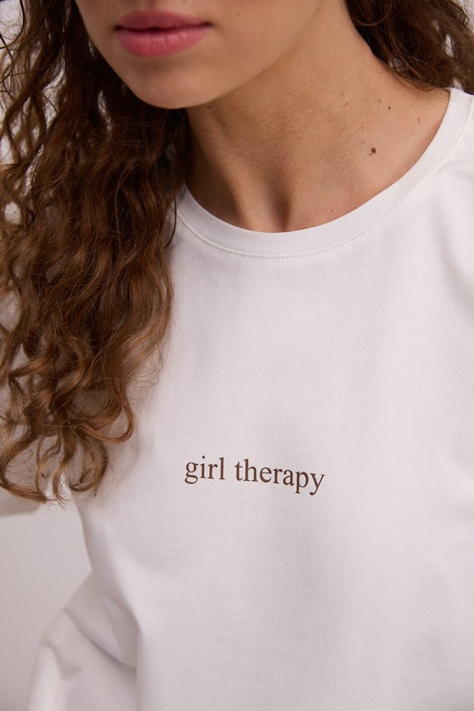 Жіноча футболка з написом girl therapy молочна