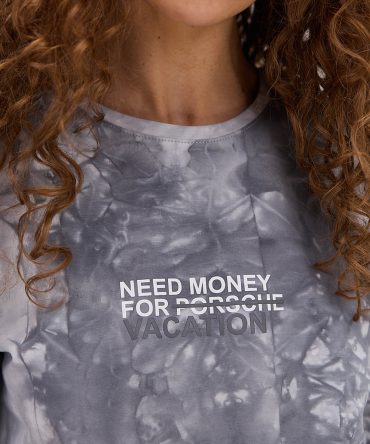 Жіноча футболка з написом need money for vacation сіра з ефектом тай-дай