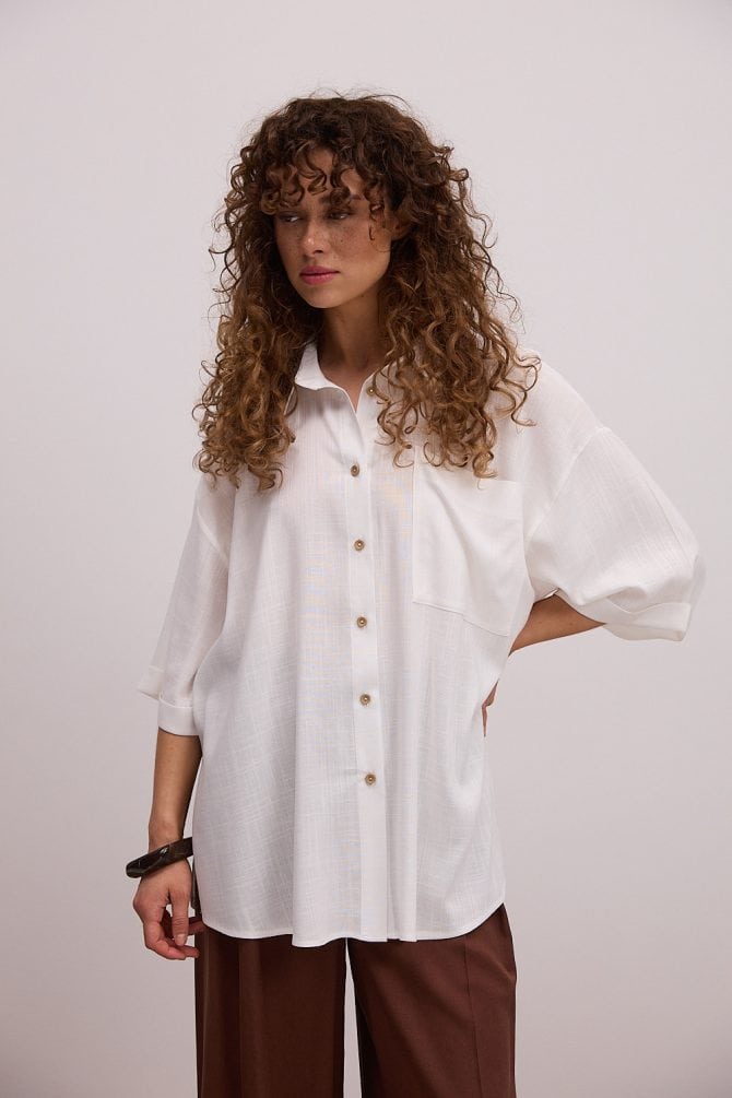 Жіноча лляна сорочка oversize молочна з короткими рукавами