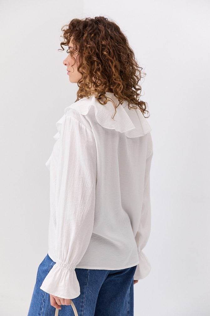 Блуза з відкладним коміром молочна з жатим ефектом