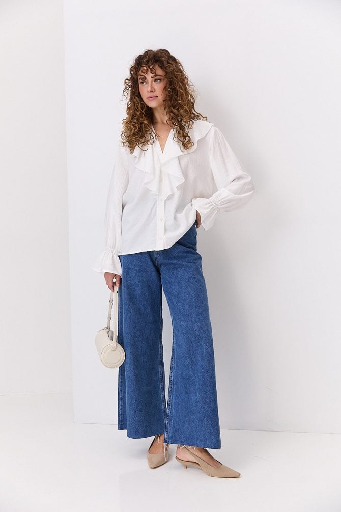 Блуза з відкладним коміром молочна з жатим ефектом