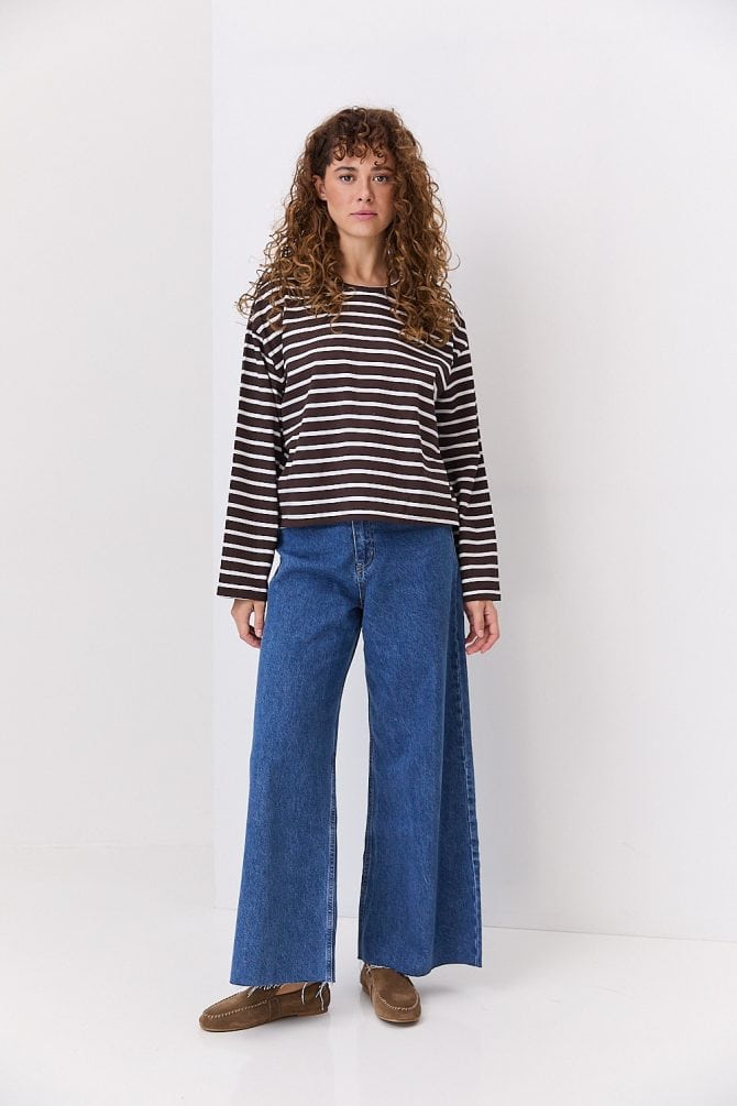 Жіночий лонгслів oversize коричневий в молочну смужку