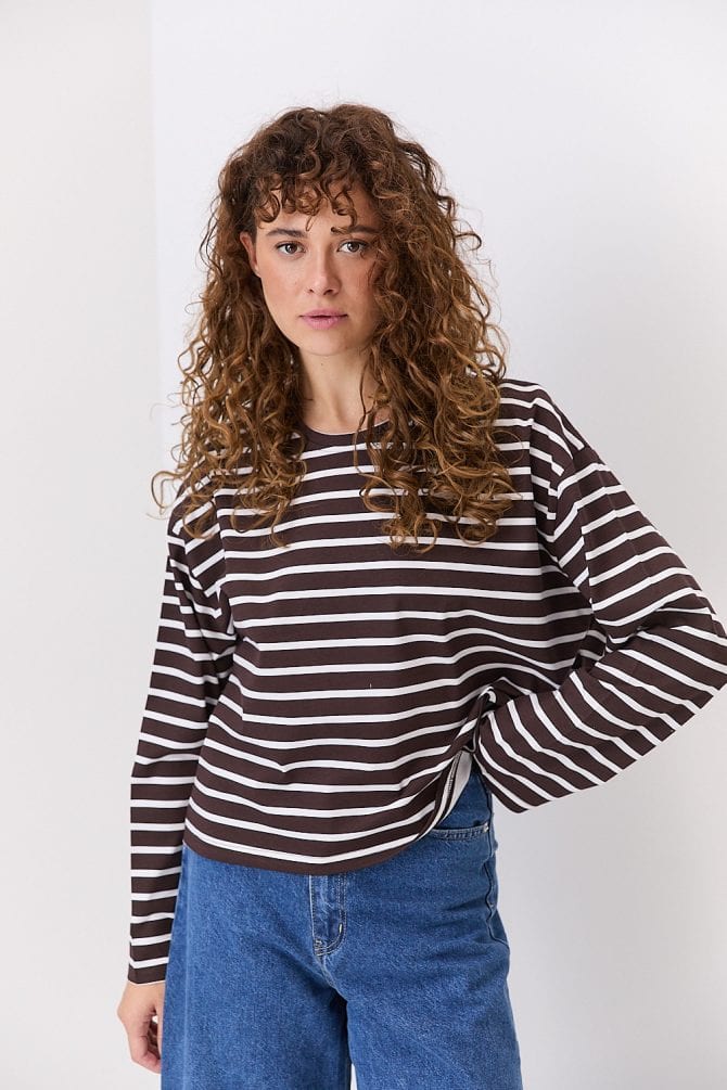 Жіночий лонгслів oversize коричневий в молочну смужку