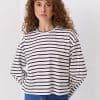 Жіночий лонгслів oversize молочний в коричневу смужку