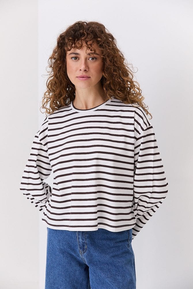 Жіночий лонгслів oversize молочний в коричневу смужку
