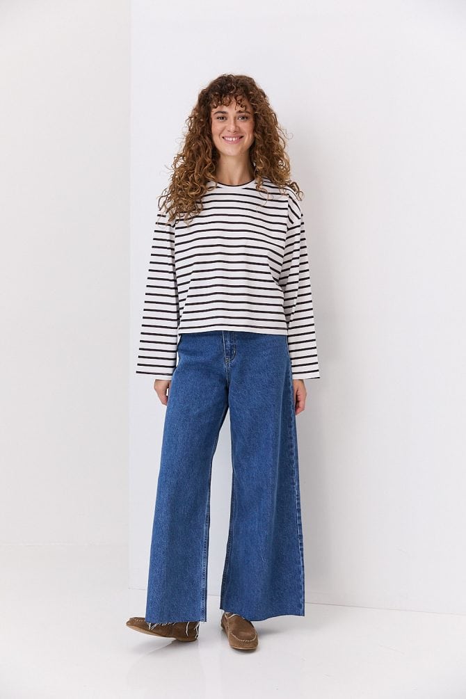 Жіночий лонгслів oversize молочний в коричневу смужку