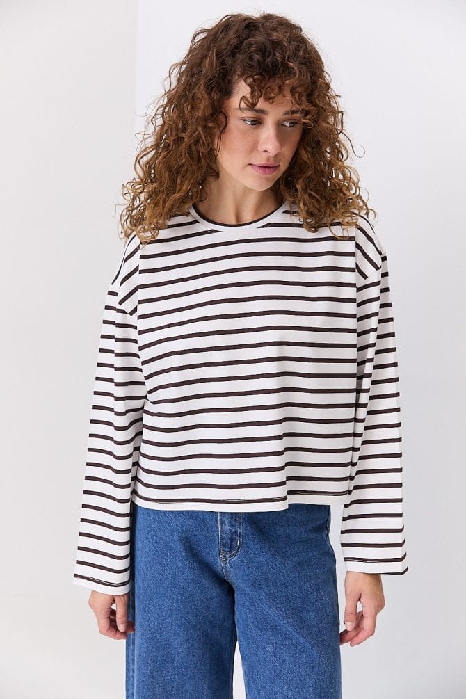 Жіночий лонгслів oversize молочний в коричневу смужку