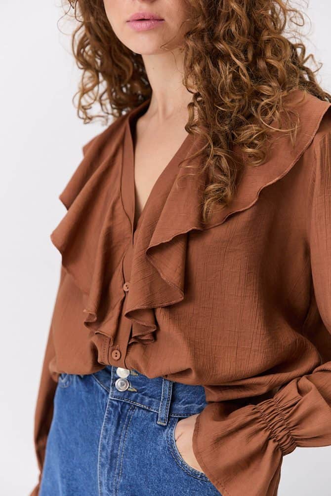 Блуза з відкладним коміром коричнева з жатим ефектом
