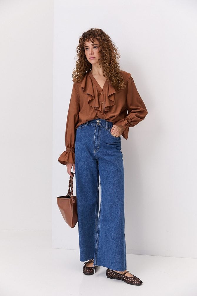 Блуза з відкладним коміром коричнева з жатим ефектом