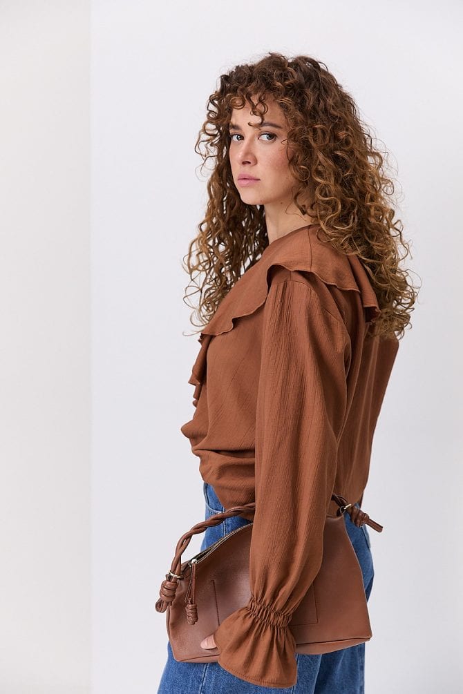 Блуза з відкладним коміром коричнева з жатим ефектом