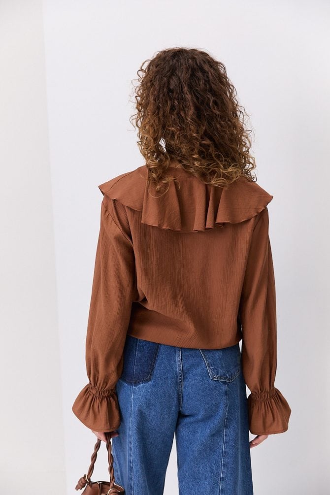 Блуза з відкладним коміром коричнева з жатим ефектом