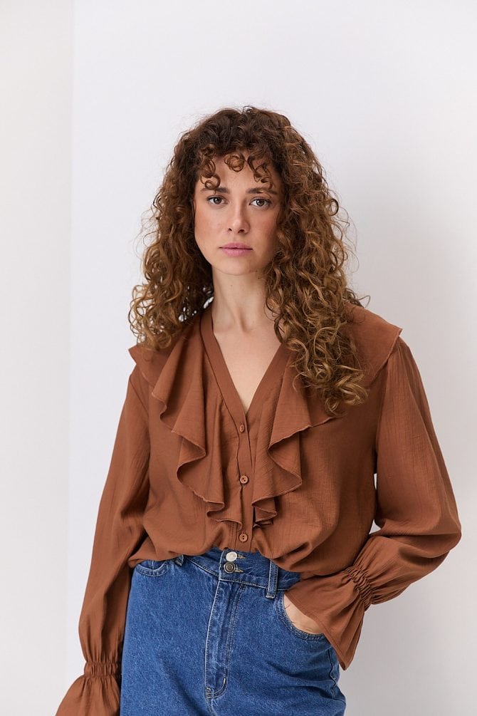 Блуза з відкладним коміром коричнева з жатим ефектом