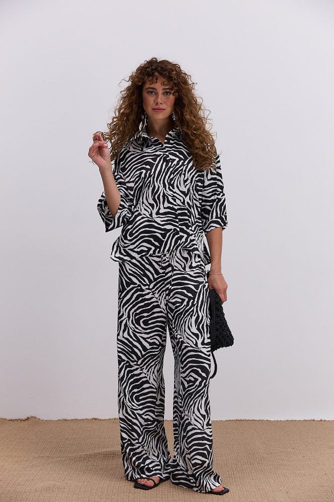 Жіночий літній костюм з сорочкою і штанами молочний з анімалістичним візерунком