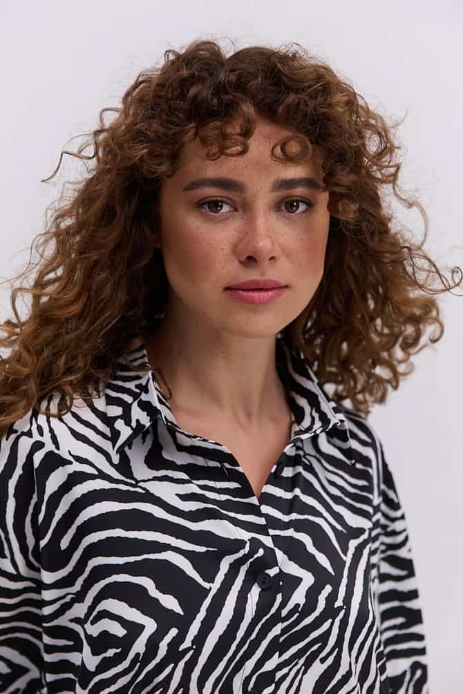 Жіночий літній костюм з сорочкою і штанами молочний з анімалістичним візерунком