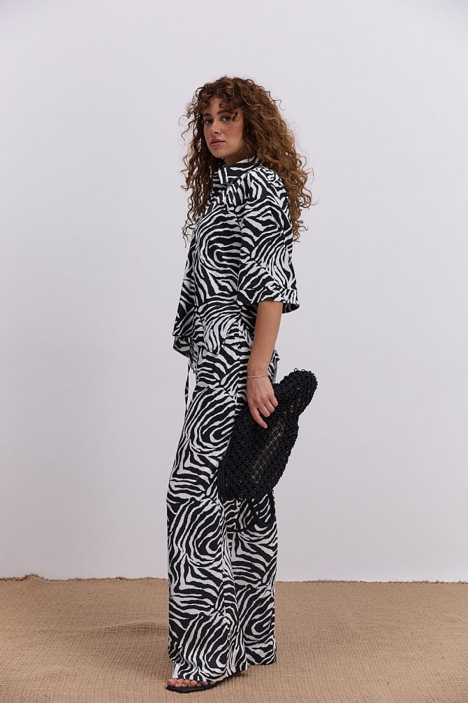 Жіночий літній костюм з сорочкою і штанами молочний з анімалістичним візерунком