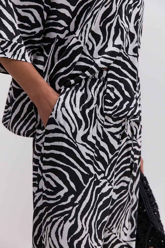 Жіночий літній костюм з сорочкою і штанами молочний з анімалістичним візерунком