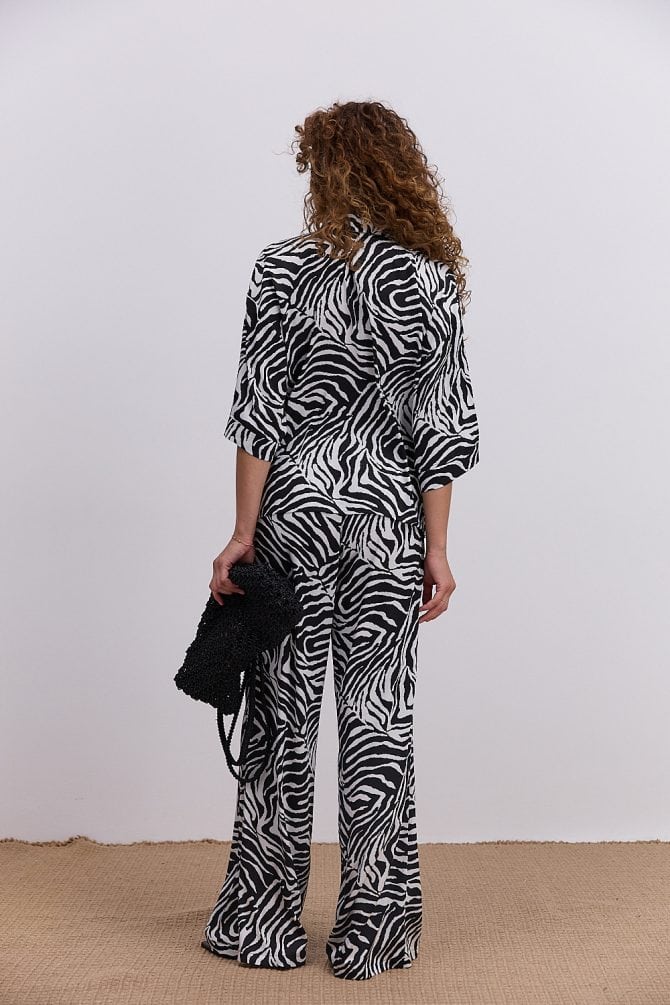 Жіночий літній костюм з сорочкою і штанами молочний з анімалістичним візерунком