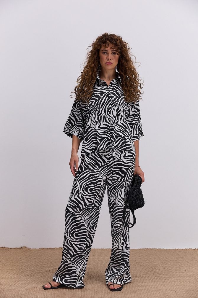 Жіночий літній костюм з сорочкою і штанами молочний з анімалістичним візерунком