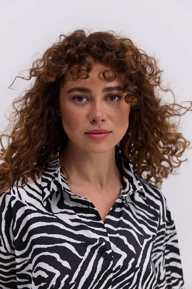 Жіночий літній костюм з сорочкою і штанами молочний з анімалістичним візерунком