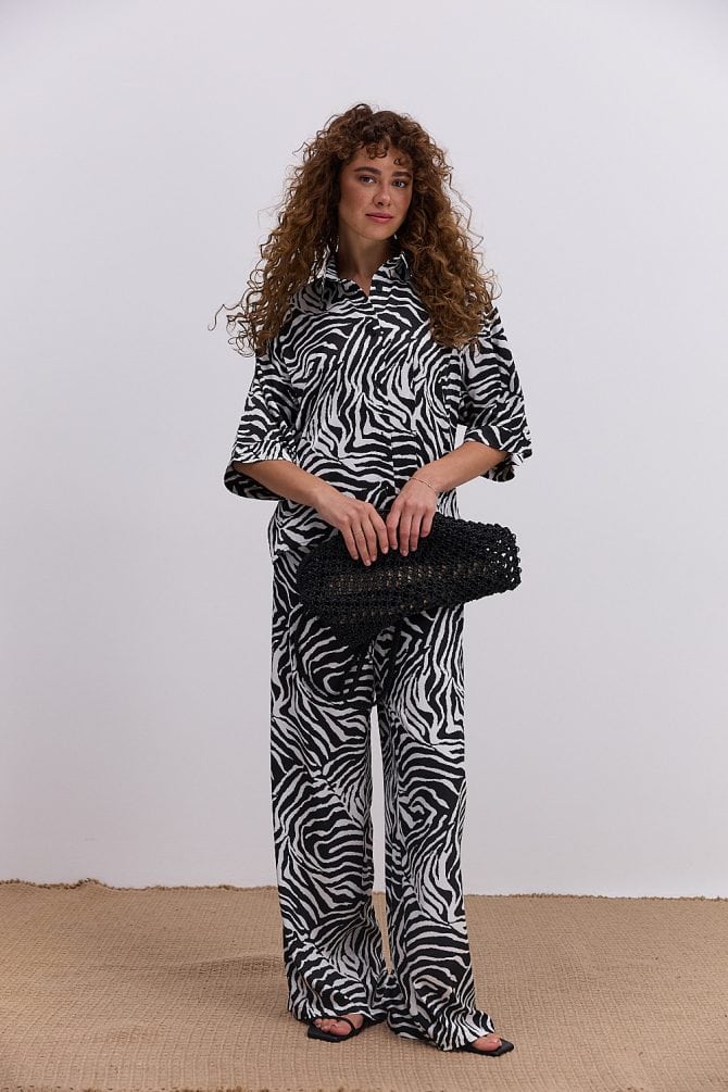 Жіночий літній костюм з сорочкою і штанами молочний з анімалістичним візерунком