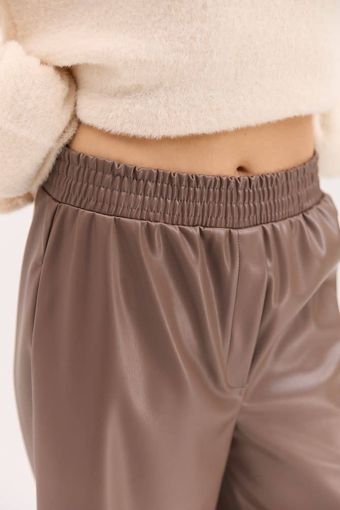 Жіночі штани з екошкіри коричневі з горизонтальними швами