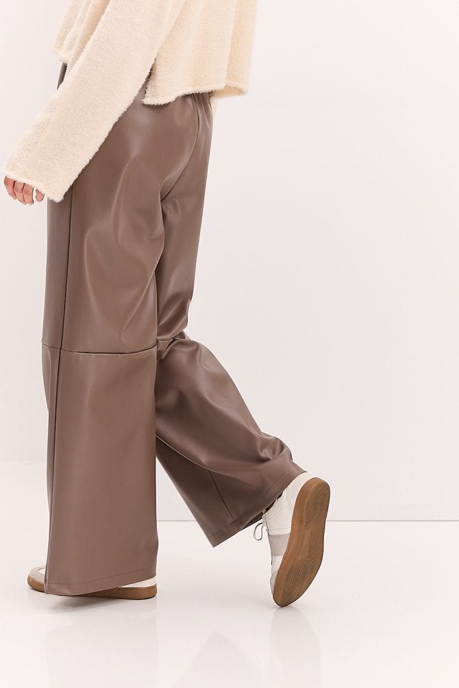 Жіночі штани з екошкіри коричневі з горизонтальними швами