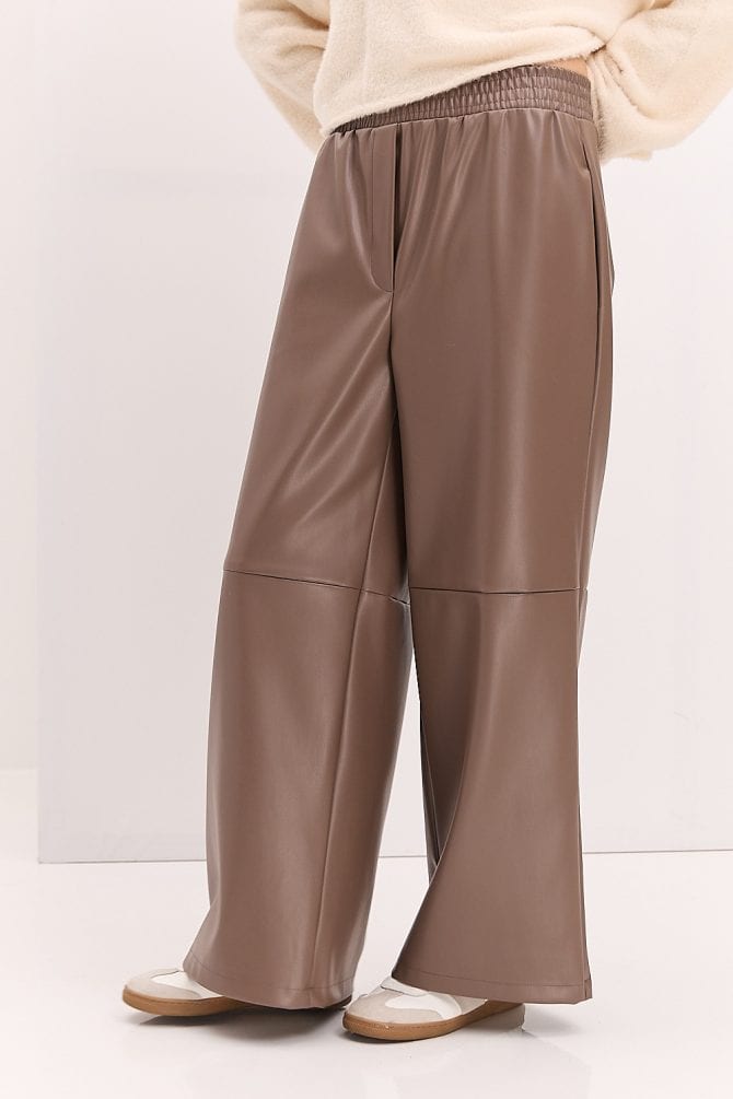 Жіночі штани з екошкіри коричневі з горизонтальними швами
