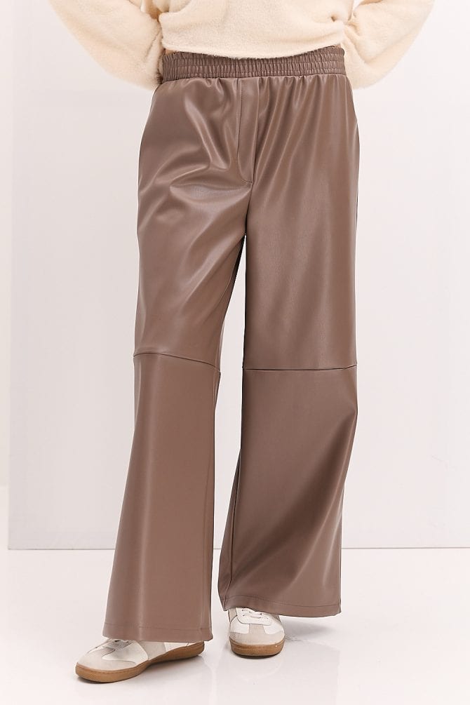 Жіночі штани з екошкіри коричневі з горизонтальними швами