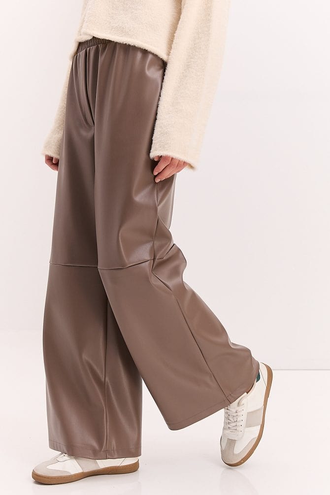 Жіночі штани з екошкіри коричневі з горизонтальними швами