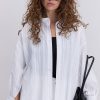 Літня жіноча сорочка з батиста біла з воланами на манжетах