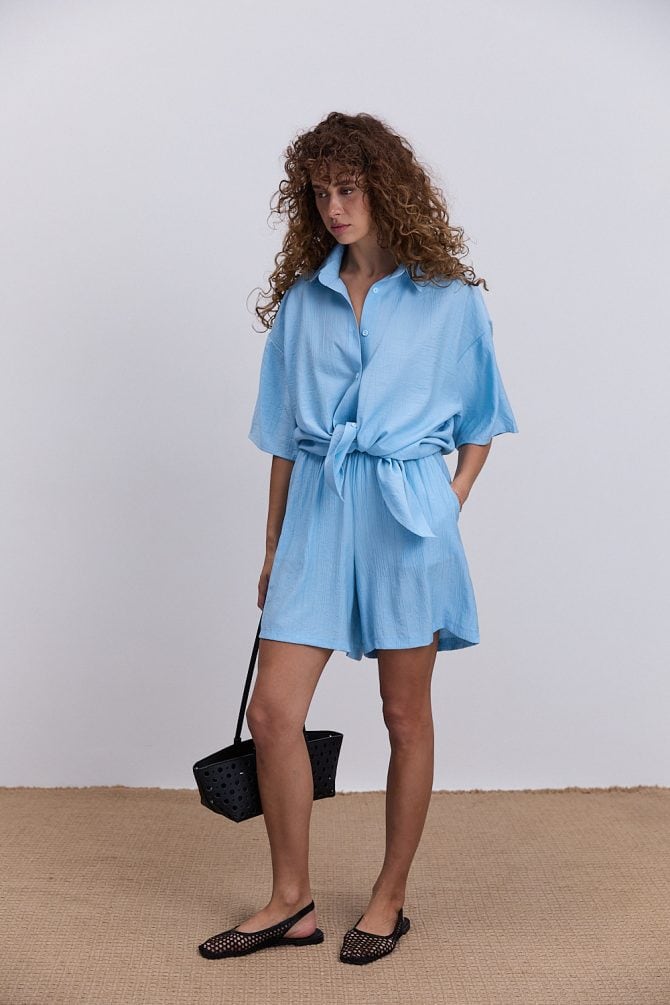 Жіночий літній костюм з шортами та сорочкою з короткими рукавами блакитний