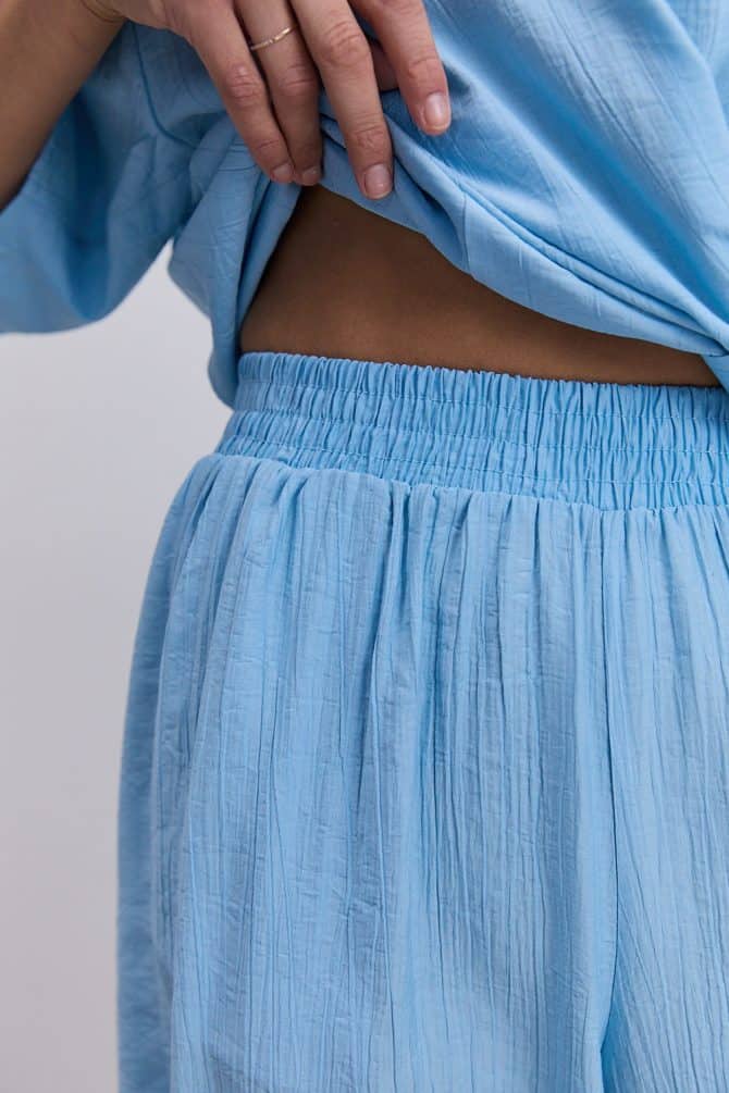 Жіночий літній костюм з шортами та сорочкою з короткими рукавами блакитний