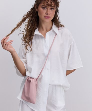 Жіночий літній костюм з шортами та сорочкою з короткими рукавами молочний