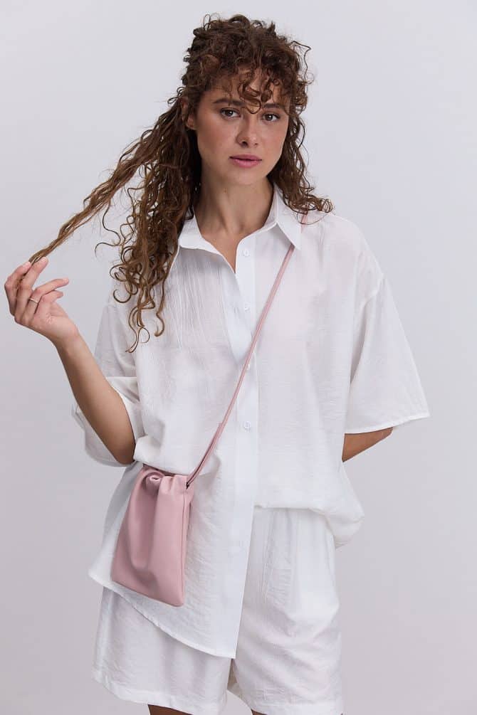 Жіночий літній костюм з шортами та сорочкою з короткими рукавами молочний