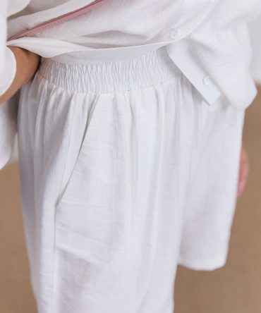 Жіночий літній костюм з шортами та сорочкою з короткими рукавами молочний