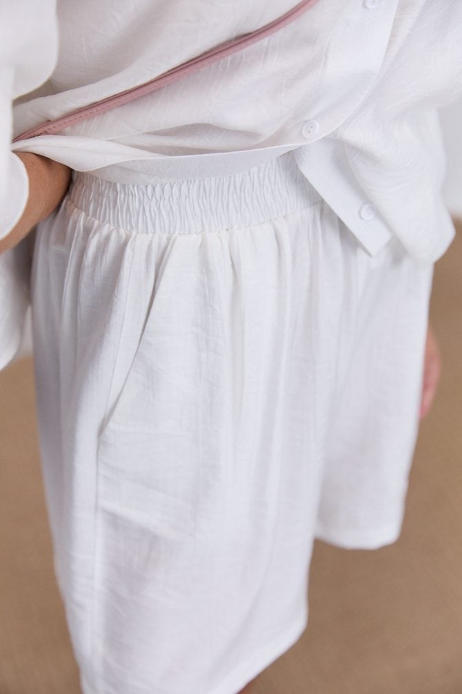 Жіночий літній костюм з шортами та сорочкою з короткими рукавами молочний